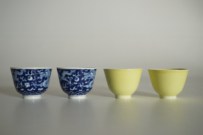 Deux paires de bols en porcelaine de Chine bleu et blanc et jaune monochrome, 19/20&egrave;me