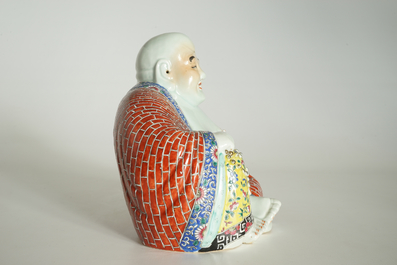 Un mod&egrave;le de Bouddha en porcelaine de Chine famille rose, marque Wan Tong Shun Zao, R&eacute;publique, 20&egrave;me