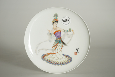 A fine Chinese plate with a dancer, signed Zhang Song Mao, 3rd quarter 20th C.