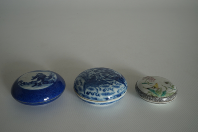 Three Chinese blue and white and famille rose circular boxes and covers, 19/20th C.