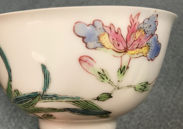 Une tasse et soucoupe en porcelaine de Chine famille rose, Yongzheng