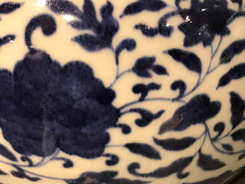 Un vase de forme bouteille en porcelaine de Chine bleu et blanc, marque de Guangxu, 20&egrave;me