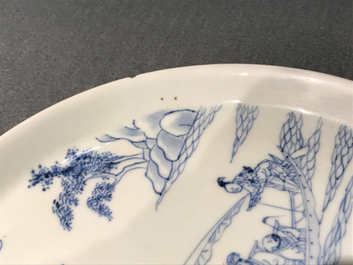 Une assiette en porcelaine de Chine bleu et blanc au style au crayon, Yongzheng