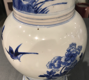 Een Chinese blauwwitte yenyen vaas met vogels in een landschap, Kangxi