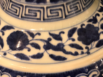 Un vase de forme bouteille en porcelaine de Chine bleu et blanc, marque de Guangxu, 20&egrave;me