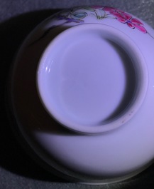 Une tasse et soucoupe en porcelaine de Chine famille rose, Yongzheng