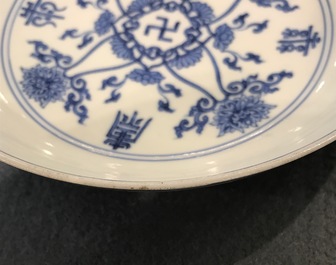 Een Chinees blauwwit bord met symbolendecor, Chenghua merk, Kangxi