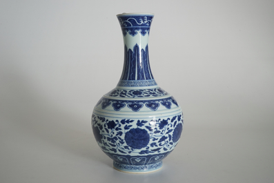 Un vase de forme bouteille en porcelaine de Chine bleu et blanc, marque de Guangxu, 20&egrave;me