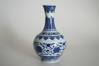 Un vase de forme bouteille en porcelaine de Chine bleu et blanc, marque de Guangxu, 20&egrave;me