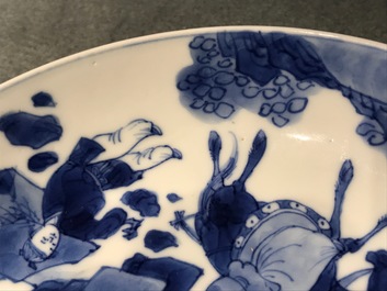 Une paire d'assiettes en porcelaine de Chine bleu et blanc aux d&eacute;cors d'un sage sur un &acirc;ne, marque et &eacute;poque de Kangxi