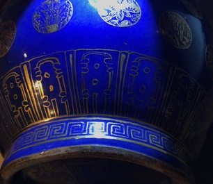 Een paar Chinese poederblauwe en vergulde flesvormige vazen, Qianlong merk, Guangxu