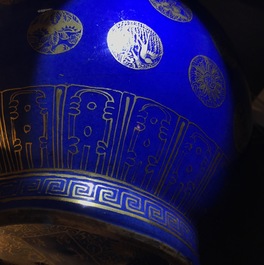 Een paar Chinese poederblauwe en vergulde flesvormige vazen, Qianlong merk, Guangxu