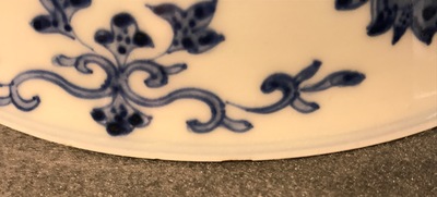 Un bol en porcelaine de Chine bleu et blanc aux lotus, marque et &eacute;poque de Qianlong