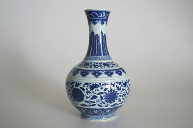 Un vase de forme bouteille en porcelaine de Chine bleu et blanc, marque de Guangxu, 20&egrave;me