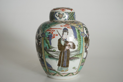 Un pot couvert en porcelaine de Chine famille verte, 19&egrave;me