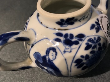 Une th&eacute;i&egrave;re en porcelaine de Chine bleu et blanc, marque Yu, Kangxi