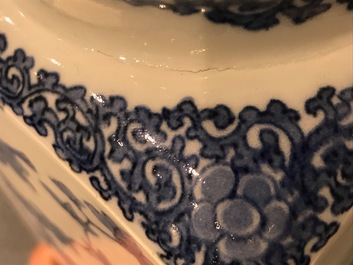 Une bouteille carr&eacute;e en porcelaine d'Arita bleu et blanc de style Kakiemon, Japon, 17/18&egrave;me