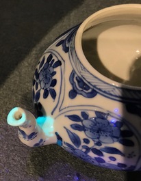 Une th&eacute;i&egrave;re et son couvercle en porcelaine de Chine bleu et blanc, Kangxi