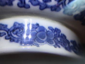 Une bouteille carr&eacute;e en porcelaine d'Arita bleu et blanc de style Kakiemon, Japon, 17/18&egrave;me