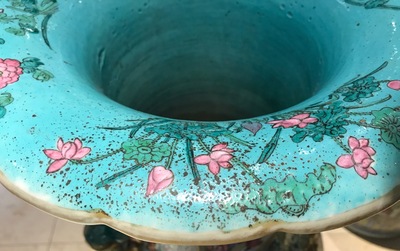 Une paire de tr&egrave;s grands vases aux guerriers en porcelaine de Chine famille rose, 19&egrave;me