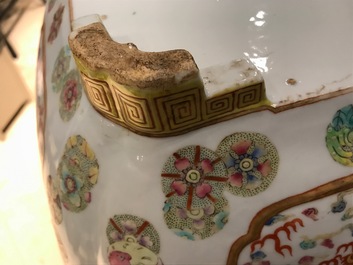 Une paire de grandes jardini&egrave;res en porcelaine de Chine famille rose, 20&egrave;me