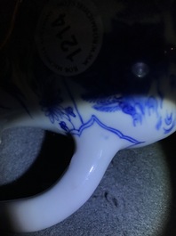 Une verseuse en porcelaine de Chine bleu et blanc, &eacute;poque Transition