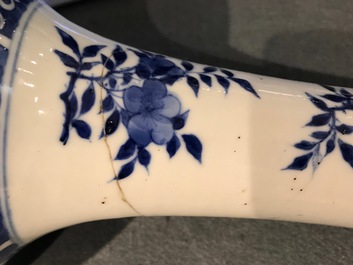 Un vase de forme bouteille en porcelaine de Chine bleu et blanc, marque et &eacute;poque de Kangxi