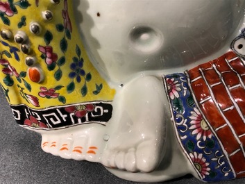 Un mod&egrave;le de Bouddha en porcelaine de Chine famille rose, marque Wan Tong Shun Zao, R&eacute;publique, 20&egrave;me