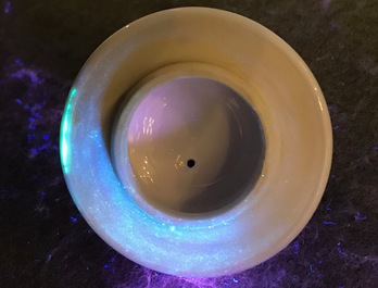 Een Chinese blauwwitte theepot met lange lijzen, Yu merk, Kangxi