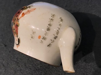 Une th&eacute;i&egrave;re en porcelaine de Chine famille rose &agrave; d&eacute;cor Wu Shuang Pu, 19&egrave;me