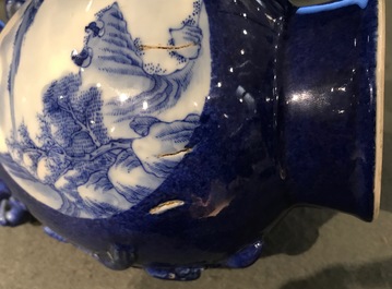 Un vase de forme hu en porcelaine de Chine &agrave; fond bleu poudr&eacute;, marque de Qianlong, 19/20&egrave;me