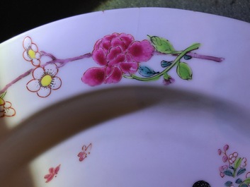 Twee Chinese famille rose borden met een dame en kind, Yongzheng
