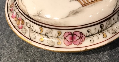 Une th&eacute;i&egrave;re sur pr&eacute;sentoir en porcelaine de Chine famille rose, Qianlong