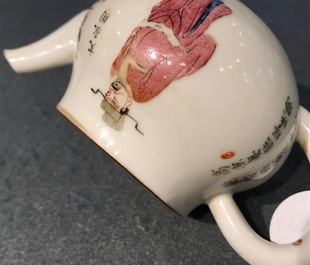 Une th&eacute;i&egrave;re en porcelaine de Chine famille rose &agrave; d&eacute;cor Wu Shuang Pu, 19&egrave;me