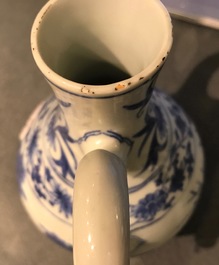 Une verseuse en porcelaine de Chine bleu et blanc, &eacute;poque Transition