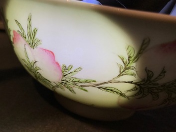 Quatre bols en porcelaine de Chine famille rose et bleu et blanc, 19/20&egrave;me