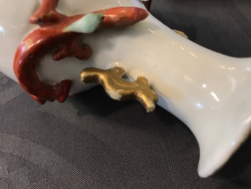 Une paire de vases en porcelaine de Chine famille rose &agrave; d&eacute;cor Wu Shuang Pu, 19&egrave;me