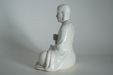 Un grand mod&egrave;le d'un Luohan assis en porcelaine de Chine, 20&egrave;me