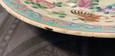 Un plat et une paire de vases en porcelaine de Chine famille rose et un porte-chapeau qianjiang cai, 19/20&egrave;me