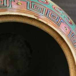 Une paire de pots couverts Wu Shuang Pu en porcelaine de Chine famille rose, 19&egrave;me