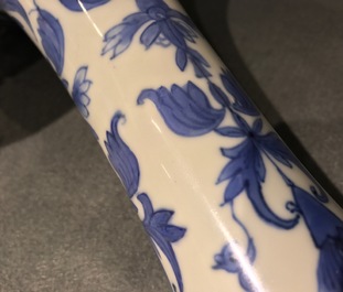 Un vase de forme bouteille en porcelaine de Chine bleu et blanc, &eacute;poque Transition