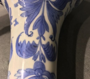 Un vase de forme bouteille en porcelaine de Chine bleu et blanc, &eacute;poque Transition