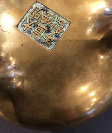 Een Chinese bronzen wierookbrander met Xuande merk en een archa&iuml;sche bronzen gu vaas, 19e/20e eeuw