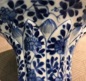 Une garniture de cinq vases en porcelaine de Chine bleu et blanc, Kangxi