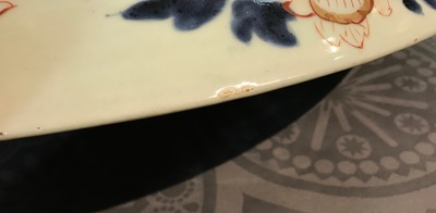 Un grand plat en porcelaine de Japon d'Imari &agrave; d&eacute;cor floral, Edo, 17/18&egrave;me