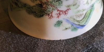 Une tasse et soucoupe en porcelaine de Chine famille rose &agrave; d&eacute;cor d'un paysage, Yongzheng