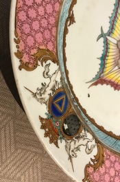 Une paire d'assiettes aux armoiries d'alliance de marriage pour le march&eacute; fran&ccedil;ais, Chine, Qianlong, vers 1737