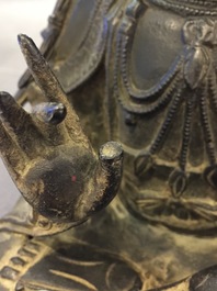 Een Chinese bronzen figuur van een zittende Guanyin, Ming