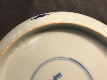 Une paire d'assiettes en porcelaine de Chine bleu et blanc aux dragons et qilins, marque et &eacute;poque de Yongzheng