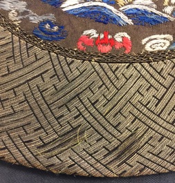 Un collier Pi Ling en soie brod&eacute;e pour la court, Chine, Qing